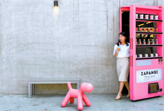 
                        在INS上我們經常看到非常多的#網(wǎng)紅店#
不管是店內環(huán)境還是美食
都是讓人眼前一亮~
最近某音上的“便利店酒吧”也是人氣超高
從外面看上去普通的便利店
打開門后卻是熱鬧非凡的酒吧
(???(??? ;)
可以說是非常奶思了~