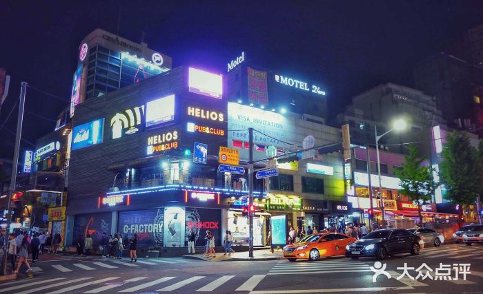 
                        韓國的外國人聚集地，位于首爾市龍山，實離新羅ipark免稅店不遠算,逛完這邊打車過去逛逛，然后去龍山汗蒸房挺不錯。這邊超多各式各樣咖啡店,很多都是位于半地下，窗口跟地面齊平,視角很新奇。每一個咖啡館都有自己的特色，別致。附近外國人很多 ，路過的小巷子附近有希臘大使館。#韓國景點#