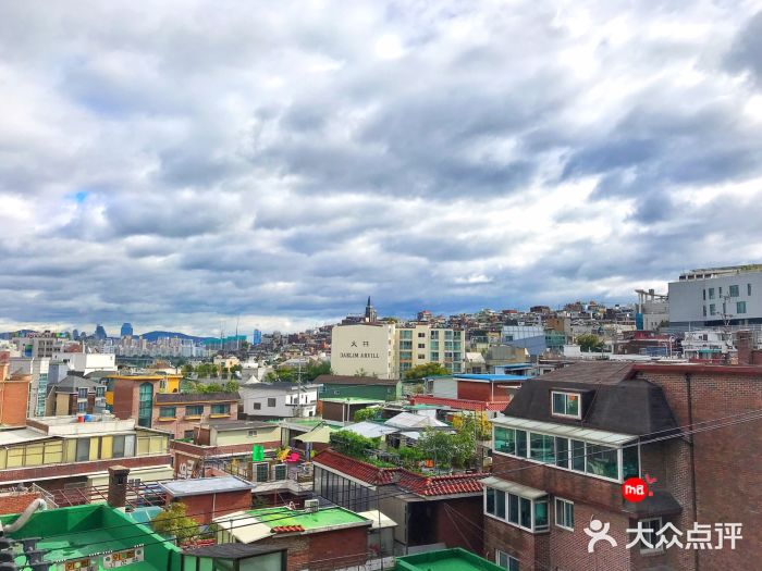 
                        首爾里的 “小聯(lián)合國”，
各個國家的美食聚集在此，國際范十足。各種狹窄的小巷子，有超多風格各異的西餐廳和創(chuàng)意料理,裝飾非常華麗的酒吧。晚上燈紅酒綠,非常熱鬧#韓國景點#