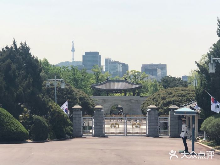 
                        需要提前一個月預約，一個護照號每月只能免費參觀次，官網(wǎng)主頁可查詢預約狀態(tài) 參觀流程: 1、 前往青瓦臺集合地點
，最好提前20分鐘至少2、將護照交予工作人員，做好登記然后上車等待，會給你一一個參觀證，掛在脖子上; 3、- -般準
時出發(fā)，大巴開過去也就10分鐘不到，很快。4、 工作人員會提前講參觀注意事項,將護照交出去，換解說器,有中文的
。如果想去洗手間的童鞋，在進門]時說， 因為里面就沒有啦; 5、約6個景點,耗時40分鐘至1個小時,如果想再去七宮的
話(供奉七位皇子媽媽的地方) ，可在參 觀快結束時要求 6、記得領禮物(V ),其實既然去不了中南海， 就還是去趟青
瓦臺吧，畢鏡是韓國的政治中心。全程按照要求, 沒什么問題，拍照注意-些, 有很多地方不能拍，到時會有工作人員提
醒,切記!#韓國景點##青瓦臺#