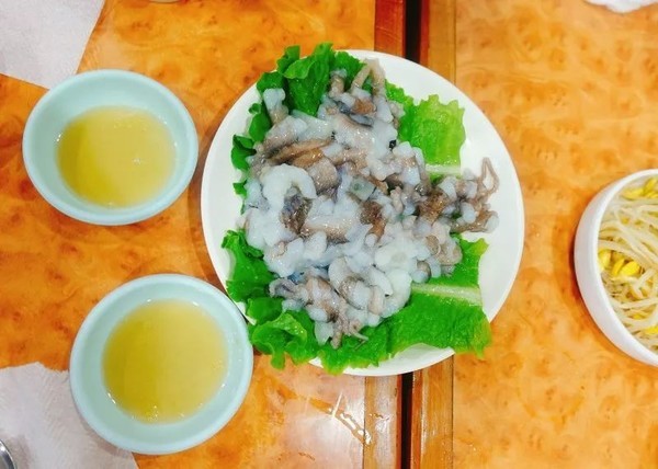 
                        生吃章魚
鮑魚蛤蜊生蠔等海鮮放在鍋里注水慢慢的熬制，燉成濃濃的海鮮湯，再把生章魚放進熱湯中，另外還有盤裝的小章魚，在盤子里蠕動看起來很嚇人但是吃起來是另外一種體驗。生章魚一定要沾上醬，放在嘴里嚼的時候不要停，一下子再咽下去。第一次嘗試吃生章魚哈哈