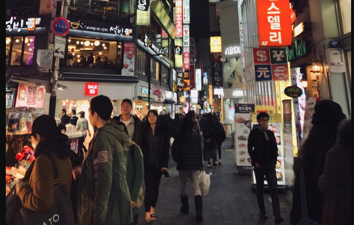 
                        樂天免稅店
新羅免稅店
中國機場免稅店（我是廣州t2航站噠）
像Mac口紅色號大多齊全而且比香港澳門價格還美麗紀梵希系列價格也很驚艷！就是很優惠就對了，回到中國，東西已經夠多了……免稅店人也多，東西不好放