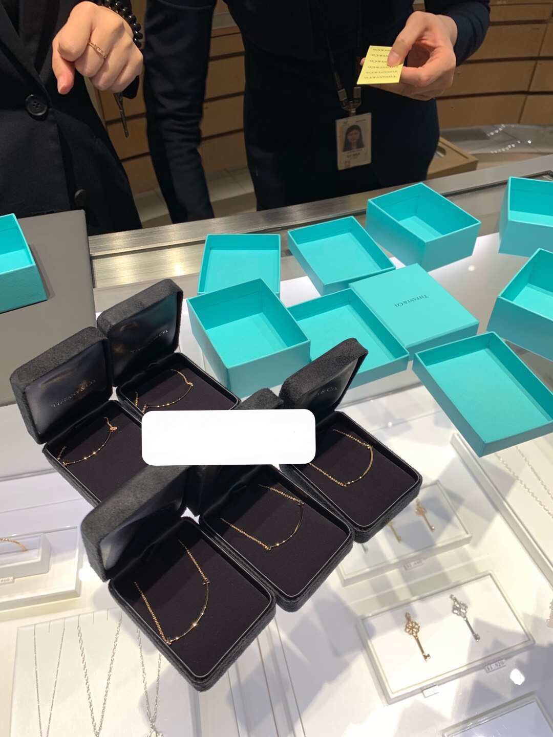 
                        樂天免稅店分店：這個是團帶我們去的，具體在哪我也不清楚，這個分店牌子沒有樂天總店全，但是可以在這里買彩妝，彩妝比較全的而且比較便宜，建議在這里彩妝一次買全，因為總店和新羅都沒這里的便宜
新羅免稅店：新羅的人相對樂天稍微少點，但是也不少，我覺得可以在這里買面膜，但是他都是四五盒起賣的，而且比較實惠，比如我就囤了一年的貨（好像有時候能報銷車費，打聽好時間）
都塔免稅店：這個就是DOOTA?這個商場里的免稅店，個人認為還是晚上去比較好，人少還打折，可以買到一些樂天沒有色號得口紅，但是YSL?和阿瑪尼這兩個牌子沒有。