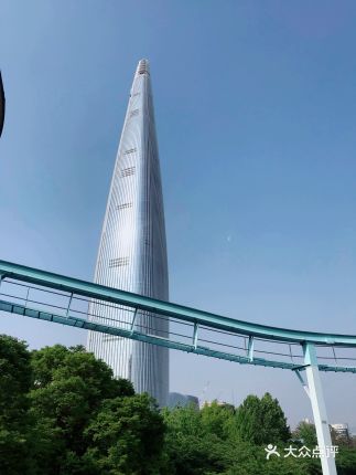 
                        樂天世界，室外室內游樂園，且擁有亞洲最大的室內游樂園。室外項目偏刺激,室內項目較溫和。大夏天玩游樂園，光有體力是不夠的，涼爽舒適才是動力的源泉，能讓人自動忽略排隊的煩惱。在韓游網 上買了門票，成人兒童同價185元一張，每張票還有三次快速誦道的機會。下了一個lotte world adventure app,可以網上把快速票定了，其實樂天世界現場的預約機器能好用的多，還有中文選擇。