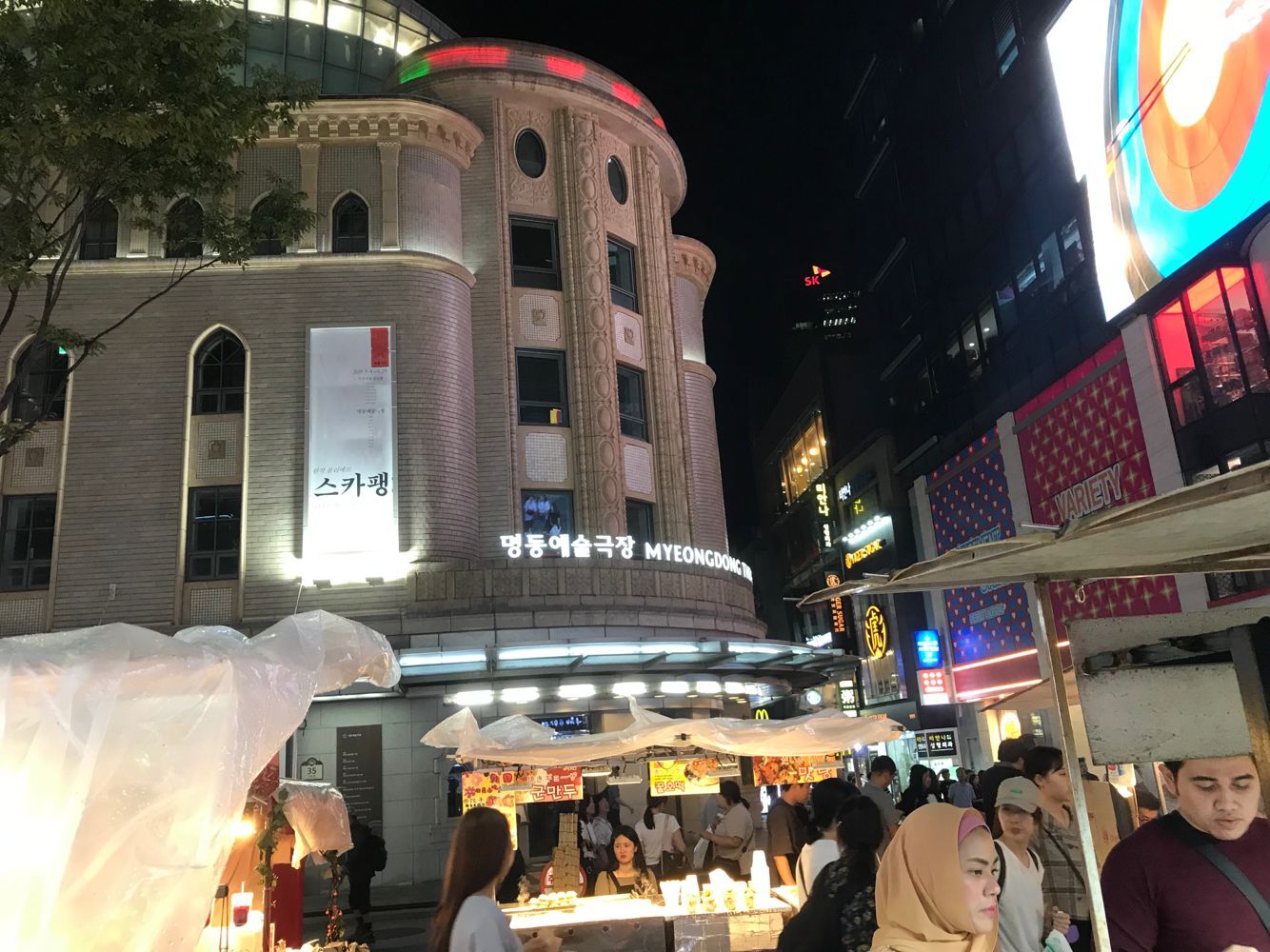 
                        在明洞，除了購物，還有許多好吃的和好玩的。在吃的方面，有西餐廳、快餐店以及韓式、西式、日式等各種各樣的餐廳，其中明洞炸豬排和刀切面最為有名，您不妨品嘗一下。此外，明洞還有美容店、銀行、劇場等設施為游人提供方便。特別值得一提的是到明洞一定要去的地方——明洞圣堂。這里是韓國最早的天主教堂，純粹的哥特式建筑古香古色。教堂的后面有讓人們在煩亂的都市中休息的地方，游客可以在這里減輕旅途的疲勞。