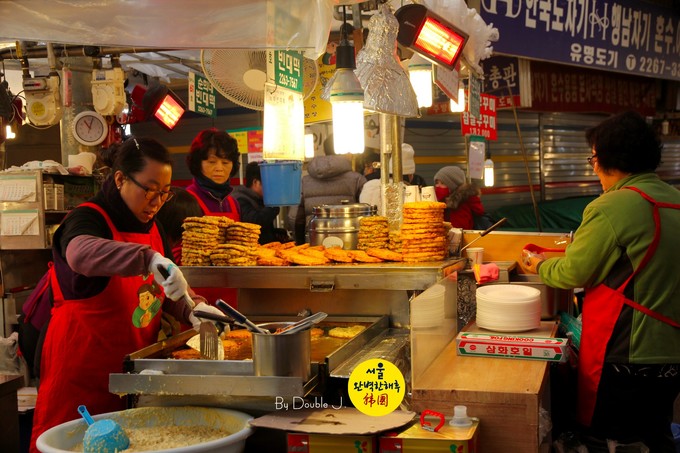 
                        廣藏市場想必不用多介紹，看過跑男和runningman的小伙伴一定很熟悉，廣藏市場是首爾市內傳統小吃最集中的地方，說是吃貨天堂一點都不為過。紫菜包飯、綠豆餅、炒年糕、拌飯等等等等，應有盡有，而且這里的價格相對也比較實惠，氣氛親民接地氣，特別有韓國的市井風味兒。