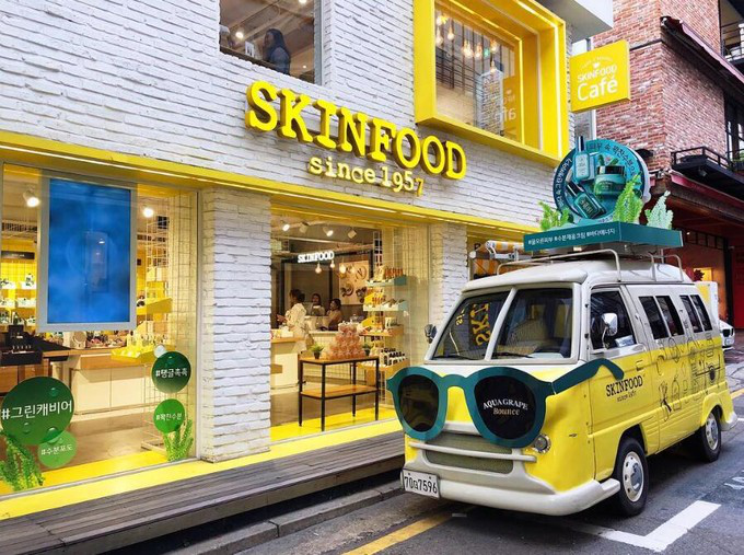 
                        #網紅店#復古黃色系 | 美妝概念店 SKINFOOD
SKINFOOD（思親膚）是韓國最早的平價化妝品牌之一，這家店是韓國唯一一家概念化妝品咖啡店，坐落在林蔭道上。整家店的色調都是復古檸檬黃，最具有代表性的，就是門口這輛黃色面包車，配合著奶白色磚墻背景，隨便拍一張，都仿佛穿蒙上一vintage風格的濾鏡。
營業時間：11:00-22:00地址： 江南區狎鷗亭路12街37