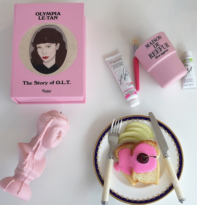 
                        #網紅店#A LE BONBON
歐式田園風的A LE BONBON，簡直是小仙女們的地盤。用大量白布、蕾絲、畫架、歐式裝飾勾勒出的田園藝術趣味空間，看似物品雜亂無序，其實卻是別出心裁擺設，好一番情調。
地址：?? ??? ??? 383-99