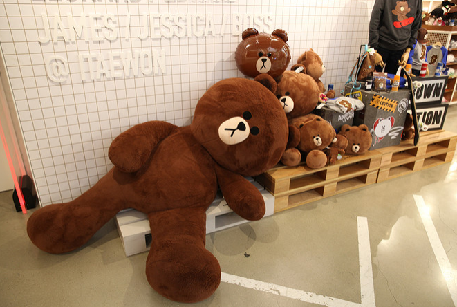 
                        #網紅店#
line friends 明洞店
滴滴！你的line friends已上線并給你發來了一則通知：拍拍拍，讓我們一起可愛起來。
地址：?? ?? ???1? 24-6
營業時間：10:00~23:00
交通：地鐵4號線明洞(Myeong-dong)站6號出口，步行2分鐘地鐵2號線乙支路入口(Euljiro1(il)-ga)站6號出口，步行10分鐘
聯系電話：02-318-7942