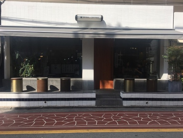 
                        #網紅店#SEOUL COFFEE看門口千萬不要以為它是一家高冷的理發店哦~運用大理石及原木打造出性冷淡似的韓式簡約風格,是首爾咖啡的一大特色。