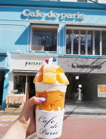 
                        #網紅店#1.Cafe de paris
在首爾新沙洞逛街，特地去打卡了林蔭道的大網紅-cafe de paris，這家店蠻好吃的，在韓國有好幾家分店都很火
店里有很多韓國的小姐姐，也會去喝下午茶??據說偶爾還會碰到江南區名媛。
點了招牌的芒果杯韓幣17000（折rmb是一百多），價格算比較貴，但味道不錯，芒果又多又大顆，里面有奶油蛋糕和冰沙～我一個人根本吃不完，不過還蠻推薦大家去吃吃看。