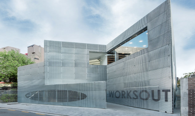 
                        #網紅店#WORKSOUT
店鋪地址：????? ??? ??? 157? 20-4
作為一家早在 2003 年就設立的店鋪，WORKSOUT 絕對適合作為你韓國潮流之旅的第一站。原因是，他們代理了美日韓一些你較為熟悉的品牌，當你來到這時，首先便會被這家店鋪的裝潢吸引到，簡單點說，就是看起來“逼格”很高，讓人難以抑制住拿出手機拍上幾張照片的沖動。這點，只有你親自到訪才能感受得到。