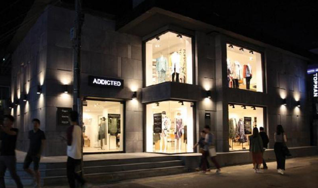 
                        #網紅店#ADDICTED SEOUL
店鋪地址：?? ?? ??? 657-25（Seoul Gangnam Sinsa 657-25）
創立于 2004 年的集合店 ADDICTED 是為數不多的在這么多年間，保持了其小眾格調，而又一直按部就班經營下來的。無論是 Gosha Rubchinskiy 這種時下炙熱的青年文化時尚品牌，還是像 FACETESM、AVALONE 這種 “外行看熱鬧，內行看門道” 的新晉設計師或是時尚品牌，你在 ADDICTED 中都能買到。而除去這些時尚圈的事，店內擺放的 HIP-HOP 黑膠唱片、雜志和其收錄的一眾街頭滑板品牌的確在格調上就做到了高山流水與下里巴人的并排發展，此類店鋪在韓國也算得上是獨一份了