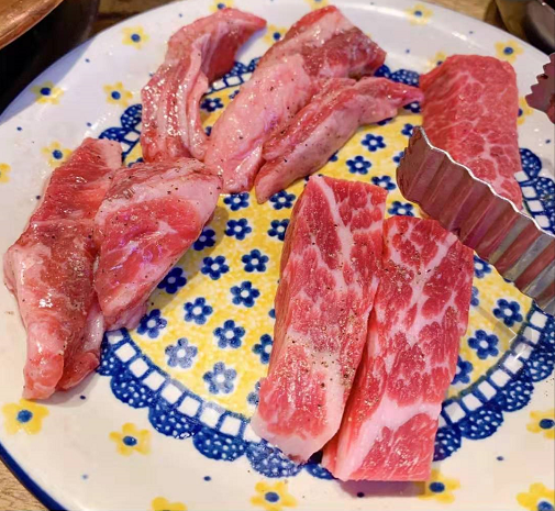 
                        #韓國美食##韓國烤肉#說道韓國不能錯過的非烤肉莫屬啦
菜板烤肉真的是被種草好久了，今天專門來aland嘗試一下（就在這旁邊哦）一定要早來，沒有長長的隊伍需要等待，真的是太太太好吃了?。?她家的牛肉大醬湯也是超贊！烤肉跟其他家一樣，都是兩份起點，店里有中文菜單，可以說是非常貼心了ps:她家的蜂蜜南瓜可以無限續呦~吃下我這顆安利，走起~~~