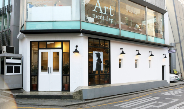 
                        #網紅店#LIFUL 本店
店鋪地址：??? ??? ??? 647-1 1?（1F, 647-1, Sinsa-dong, Gangnam-gu, Seoul）
作為我的韓國本土品牌的啟蒙之一，LIFUL 可能真的是會讓你改變 “便宜沒好貨” 的觀念。而現在正值 2016 秋冬季與 2017 春夏季臨界之時，店鋪和網店 7 折活動的進行，讓這些原本性價比就很高的單品對你更加具有誘惑力。無論是主線還是更加街頭的支線 LMC，相比現在市面上大多數靠著明星、概念、文化等等為賣點的新街頭品牌，LIFUL 似乎真的實現了在如今浮躁的市場大環境中能夠 “一分錢一分貨” （雖然同等水平的韓國本土品牌絕不止這一個）