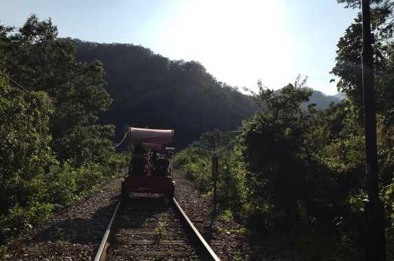 
                        又是因為RM來打卡的江村鐵路自行車
比想象中好玩太多了,四人一輛，有遮陽，而且有一半的路段靠慣性就能前進。- 路能看到很多風景
挺多韓國人也來玩的。我們前面一輛是韓國的一家三口，后面一輛是兩對韓國情侶double date, -直在后面加速嚇我們哈
哈哈哈哈
由于不在市區，整個環境和首爾是完全不同的。春川更加安靜樸素，有鄉村的感覺。#韓國景點#