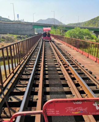 
                        江村自行車，-定要推薦給大家。個人覺得非常有意思。情侶家人出行都可以。有2人自行車和4人自行車可以選擇。聯系
大家不要搶太前面的自行車,不然會直有被催促的感覺。每個經過的山洞都會有特定的主題。我記得的是有bubble. Dis
co.sky等。推薦!上自行車之前記得去上個廁所!后自行車到頭有個休息站，在那里可以休息買個冰淇淋吃吃等待來接
的大火車去中轉站。#韓國景點#
