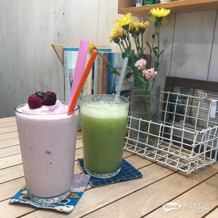 
                        坐落在景福宮附近的這家咖啡店，裝修也是有些復古的感覺~
店鋪裝飾的非常典雅舒適，像是淑女名媛的閨房一樣，非常的漂亮~
店里最經典的飲品就是奶茶和草莓拿鐵，特別是香醇的奶茶一定要嘗一下哈~
還有超級漂亮又美味的無花果蛋糕也是必點哈~
地址???????????????219-3、首爾特別市鐘路區樓下洞219-3
??????