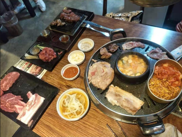
                        #韓國美食##弘大美食#自助烤牛肉
最喜歡吃的就是韓國烤肉，尤其是自助烤肉，簡直就是肉食愛好者的天堂。
店里有兩種套餐，烤豬肉和烤牛肉，滿足不同口味。韓國的生拌牛肉平時單點也很貴，但是他們家無限吃，無限吃啊，拌好的生牛肉搭配獨家醬料，超級美味！店里還有中國職員，中文服務簡直不要太貼心~~~