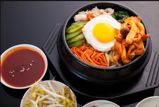 
                        #韓國美食#拌飯 與泡菜一同被列為韓國代表飲食的拌飯，作為韓國最高傳統飲食，是在白米飯上拌上炒肉，各種各樣的青菜，與辣椒醬或調料等一起拌著吃。不僅可口，有益健康，而且制作容易，食用方便，拌飯的故鄉全州有很多著名的小吃店，在首爾也有很多知名的拌飯店。
ps：加辣椒醬拌勻了吃真的是超級美味啊