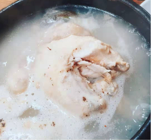 
                        #韓國美食#韓國參雞湯
參雞湯是將小雞洗干凈，剖開肚子，放進人參，大棗，黏米等，加上適量的鹽調味后，放在水里煮熟的夏季健康飲食。韓國人有在汗流浹背，身體虛弱的炎夏，7~8月份的初伏，中伏，末伏時節，靠吃參雞湯來補充體力的傳統。所以在這樣特別的日子里參雞湯店里常常是座無虛席?！　★嬍撤椒ǎ弘u肉可以用筷子夾著蘸著鹽吃，肚子里的黏米飯可以放在湯里用勺子吃，人參可以不吃，因為其營養成分已經融入了湯里。吃的時候可以根據咸淡適量加入鹽和胡椒粉來調味。