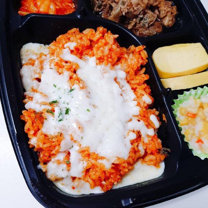 
                        #韓國美食#便利店美食之“泡菜芝士飯”芝士星人的福利來襲?。?懶寶寶們可以GET韓國GS25便利店新上的這款“泡菜飯”啦，賣相相當不錯呢，搭配烤肉，吃起來也很滿足，平時一個人吃飯的寶寶們快去嘗嘗吧！