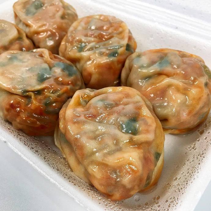 
                        “泡菜蒸餃”，泥萌都去吃了嗎？
皮薄大餡，看著就很過癮哦，而且個頭非常大，搭配甜蘿卜一起吃，絕對超滿足啦，每盒7個，5500韓幣，想吃的快安排！