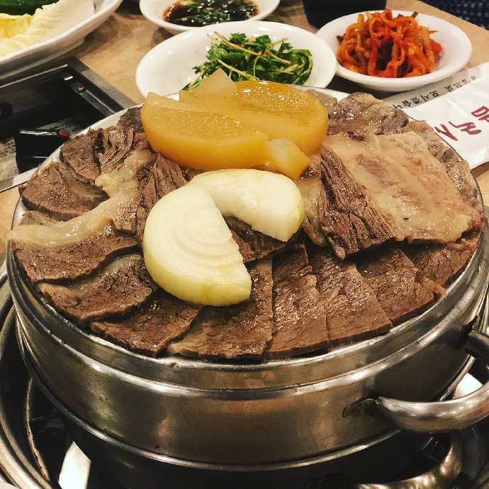
                        #韓國美食推薦#韓國料理明洞美食胖胖胖 再胖也要吃烤肉，韓國旅游必備烤肉，有事沒事來頓烤肉
韓國的烤肉店也是相當多了，大家來韓國旅游真的小心別踩雷哦~~