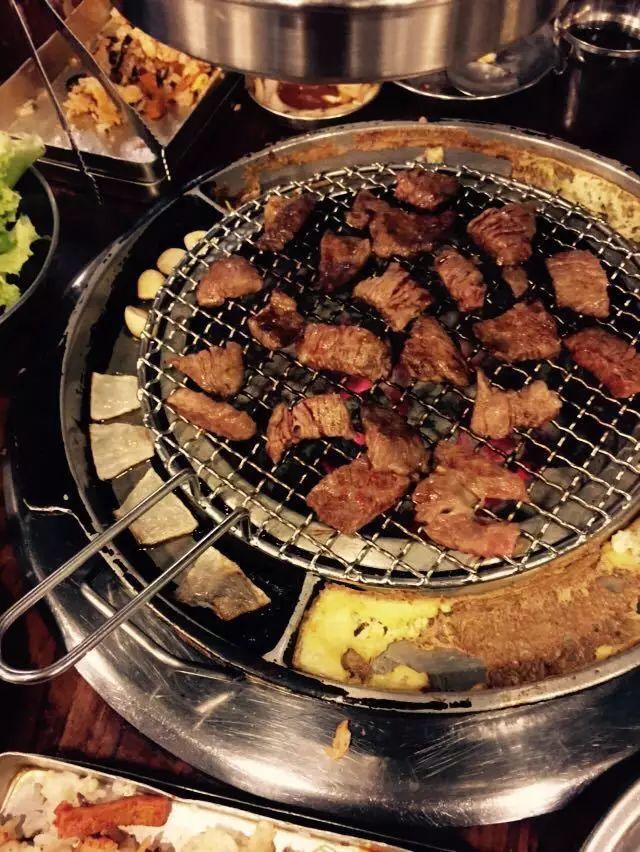 
                        姜虎東烤肉是一家具有特色的烤肉連鎖店，是 韓國 著名主持人姜虎東開的店，在國內也有多家分店，但是到了 韓國 ，怎么能夠不到本店來嘗試一下呢!姜虎東在很多場合都說說過自己喜歡吃肉，所以開了這家非常有創意的烤肉店。