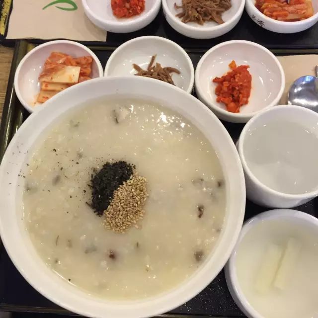 
                        “本粥”是 韓國 最有人氣的主營粥的連鎖店。所有的粥都是點單后現做的。份量十足，建議兩個女生點一份粥就可以了。。所有的粥都熬得很粘稠，美味又健康。吃一碗熱乎乎的粥，對于在外旅游天天吃辛辣油膩食物的我們來說真的很舒服。
點一份粥還會有泡菜、牛肉醬熬菜、魚蝦醬、蘿卜水泡菜等小菜一同上桌的哦