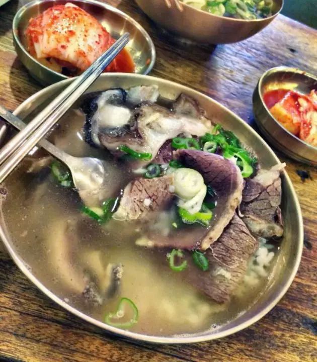 
                        河東館這家位于 首爾 明洞的燉牛肉湯館，據說建于1939年，迄今已經有七十七年。從五十多年前開始，為他們供應韓牛和蘿卜的供應商就沒換過，現任社長不知是否是家族第二代，管理了五十多年了。
開店七十七年，他們每天四點半以前關門，因為他們把每天做好的東西賣光就不再做了。
牛骨湯，給人的第一感覺，不僅香噴噴的味道非常誘人，而且湯內的內容也盡收眼底。在干凈的浮著油的湯中，牛肉片、飯等都能看的到。剪好的大蔥段兒，按照自己的喜好，隨意的放進去撲面而來的香氣比想象中的更好哦