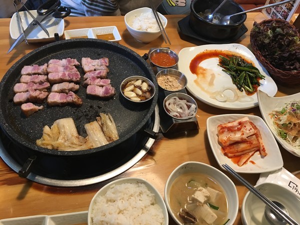 
                        這家烤肉店是傳統的石盤烤肉店，環境很不錯，位置也很好找，在明洞逛累了，無意間發現的烤肉店。
店里面有海賊王的手辦！店長特別熱情，點完單還幫我們烤肉，烤肉的過程中告訴我們該配哪些小菜吃，按照店長的囑咐吃了洋蔥粘甜辣醬加烤五花肉的搭配，意外發現真的很好吃。
洋蔥的爽口讓五花肉一點都不膩，恰到好處的甜辣醬，真的好吃極了！
以后都要這么吃烤肉~~~