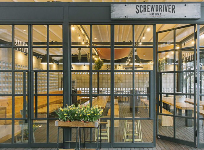 
                        SCREWDRIVER咖啡廳
坐標：濟州島
橘子是環境咖、這個就是吃貨咖啦！
里面的拉面超級好吃，
另外薯條也超級加分！