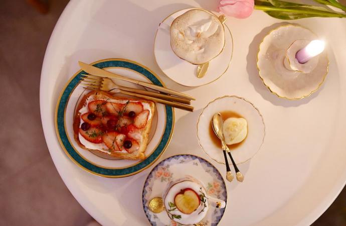 
                        RAMINI咖啡廳
坐標：韓國龍仁市
超級喜歡他家的餐桌裝飾，尤其是餐具部分！
意式餐具搭配英倫田園的軟裝，只能用優雅來形容啦！
另外，咖啡很好喝！