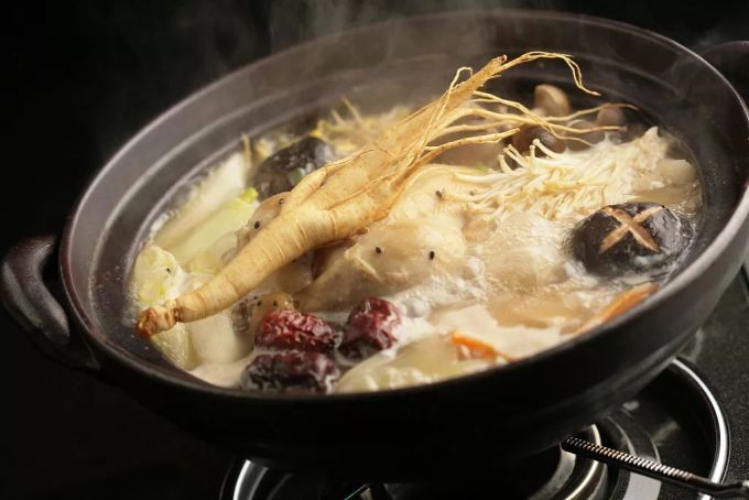
                        參雞湯是味道渾厚，是大補的一道美味湯，和適合我，哪個年齡段都很適合，這個是一道非常著名、頗具特色的韓國菜肴名湯也是最具代表性的韓國宮中料理之一。參雞湯以做法簡便、滋味香濃而廣受人們的喜愛。
此外，百濟參雞湯店內的烏骨雞參雞湯更是被韓國人視為頂級的養生食品，絕對不容錯過。