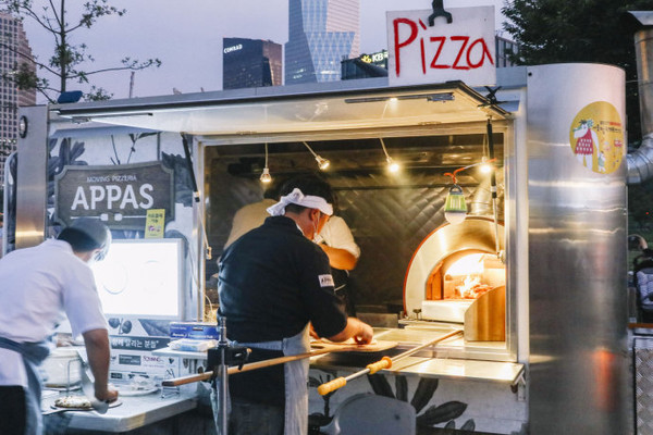 
                        首爾市龍山區漢南洞漢江周圍以全球美食為主，pizza，烤肉，烤蝦，雞尾酒，冰淇淋，壽司，可以品嘗到各國的美食。
從首爾乘坐地鐵7號線，在蠹島游玩地站下車，從2號或3號出口出來，就可以望見漢江大橋了。太陽落山，漢江夜市正式開始。里面匯集各界各地或傳統或現代的美食，跟前面的集市相比，時尚亮麗了不少。
