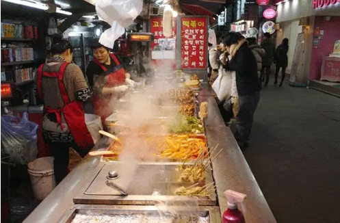 
                        江南新沙洞的SCHOOLFOOD這家飯店真的是百去不厭，做的很多都是韓國傳統的小吃，紫菜包飯啦、炒年糕啦、米腸套餐啦等，還有許多是西韓結合的菜式，別有一番風味，不過我最愛的還是他家的紫菜包飯啦！精致小巧而且一盤有很多種樣式