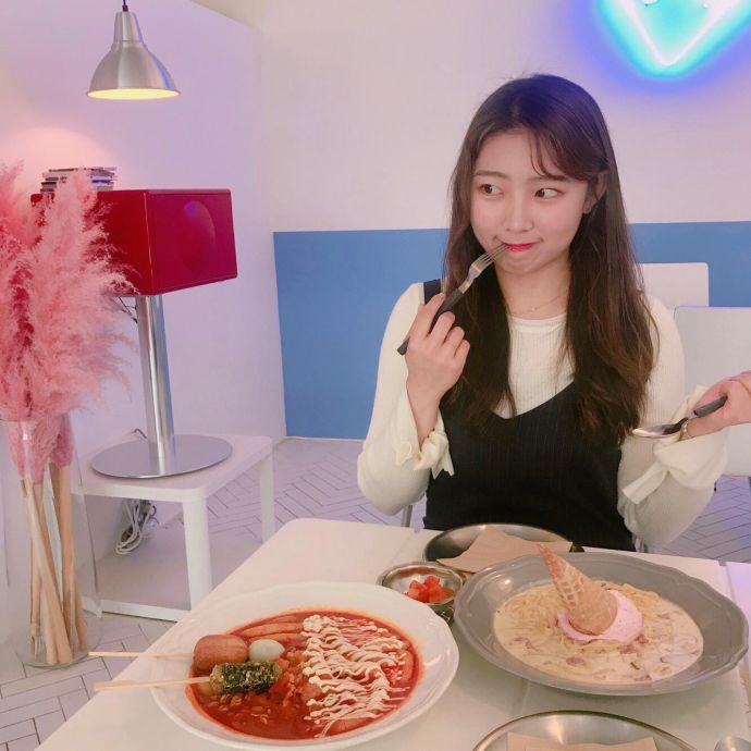 
                        Heart&Arrow
韓文地址:??? ??? ??? 2? 45? 1?
中文地址:?首爾市圣水洞首爾林2街45號1樓
Heart&Arrow咖啡店位置在首爾林附近的小弄堂里, 如果是春天的話, 去往這家店的路上也可以看到周圍滿滿櫻花. 很浪漫也很漂亮. Heart&Arrow咖啡店算是一家韓國網紅咖啡店了! 從店面裝飾到餐具再到食物都可以勾起你的粉紅少女心! 推薦給你和你的閨蜜!