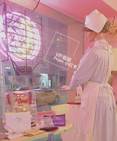 
                        韓國首爾的少女心網紅店Neonmoon弘大店
周一的晚上和一個假期沒見的閨蜜去學校附近轉悠了一下 又去了最愛的
Neonmoon 心心念念了一個假期的韓國小網紅店 來給大家安利一下
你啦的首爾網紅店打卡
Neonmoon絕對算是首爾很有名的一家店了 不知道給它歸類為服裝店還是飾品店或者手辦店呢 因為它都有 不管是衣服裙子還是包包圍巾襪子手機殼耳釘 就連戒指貼紙發箍也都有！
算是設計師風格吧 有點元宿的感覺 主要是紫色為主 獨角獸圖案居多 喜歡日系的妹子應該會非常喜歡 衣服的話價格不算便宜 一般都在5w韓幣以上 手機殼也都在2w韓幣起但是真的質量不錯而且很有風格 雖然現在淘寶上很多打板
弘大這家店不大 但是裝修的很好看 有復古的游戲機 穿著女仆裝的人偶 落地的可自拍全身鏡 然后還有很好看的試衣間 整個店鋪都可以拍照的
店鋪里的耳環都是手制的所以都很獨特 價格也不是很貴 都在1w韓幣左右 非常的少女 我覺得它們家的衣服其實雖然不便宜都蠻好看的 尤其是格子襯衣和格子裙都非常的軟妹但是帶著元氣！