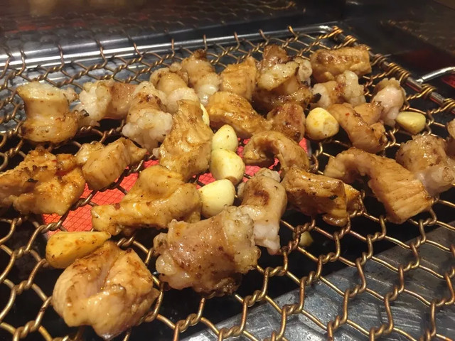 
                        滿天星是權志龍光顧的美食店哦，招牌烤牛腸超級好吃味道美味，必去的美食店哈，還有新雨城小鎮也是鄧超去過的明星店哦，也是必備美食店哦
