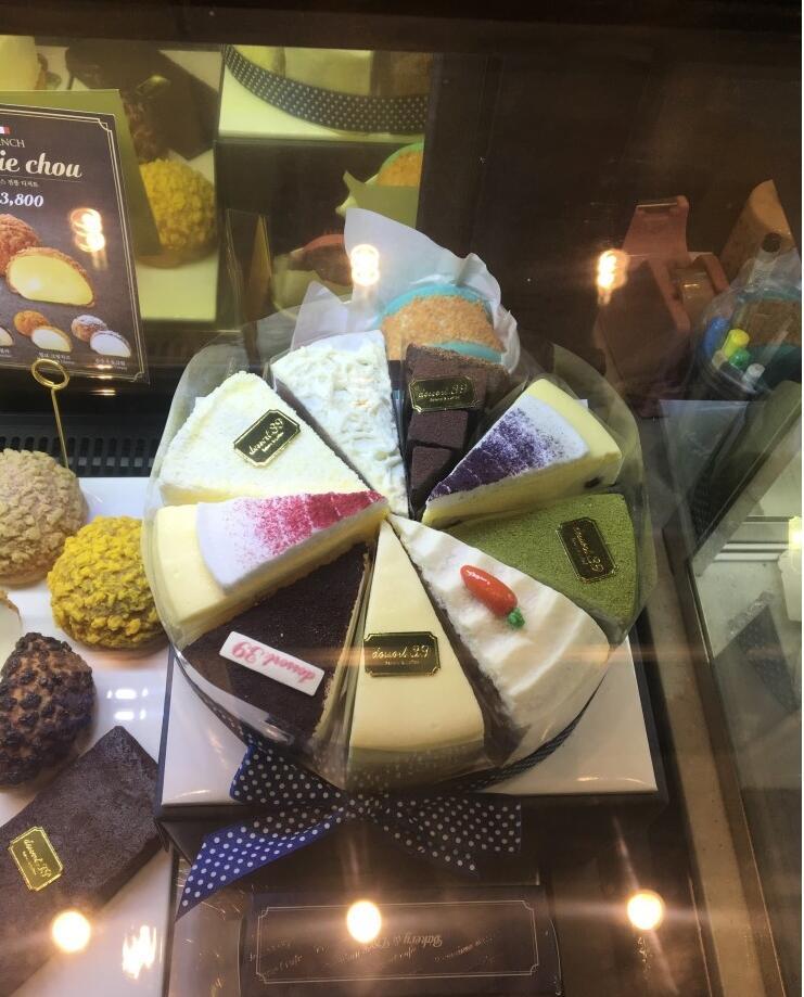 
                        Dessert39
這是來自韓國唯一做甜品連鎖的一家店，高顏值的甜品和店員，都讓人心神蕩漾呀～聽說現在已經有300多家分店, 一些著名的咖啡店里的甜點也是由他們的糕點師精誠的手加工而制成的,而且店員們對待每一道甜品都格外的嚴謹認真。
特色：在一處就可以品嘗到世界其他國家的代表性甜品，雖然名字叫做DESSERT39, 但實際上現在已經超過39種了，是今年韓國人氣最高，顧客滿意度第一的甜品咖啡店。