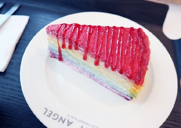
                        【billy Angel cake company】
說起這家店，也許很多人還很陌生，但其實這家店在韓國小有名氣，韓國網紅常去，就連YG的模特都有光顧過，他家最出名的彩虹蛋糕和rose ade飲料都是必點單品，據說每一層都有不同的味道。愛吃甜品的一定要去哦！