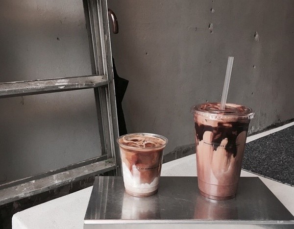 
                        【Regular Service Coffee】
?簡約的工業風格咖啡館，喜歡性冷淡風格的筒子們一定要去，它家最特色的是一款用袋子包裝的便攜式奶茶，上班路上買一包，在擁擠的人潮中也不會灑的到處都是。很喜歡的風格~地址：首爾麻浦區望遠2洞。