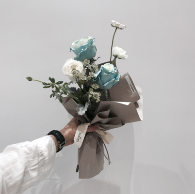 
                        VANESS，這家韓國網紅店以個性十足的花藝師、暗黑風格的包裝圈粉無數，Ins粉絲量更是高達70w。伴隨著萬象城的盛大揭幕，VANESS“落戶”廈門，更有來自VANESS的韓國人氣No.1女神花藝老師Lee JuYeun到場助陣，定期進行線下授課，為“鷺島”這座小資的城市錦上添花增色不少。
雖然主打暗黑系，但是一走進店內，種種的“高級感”也可以滿足不少顧客的少女心：簡約大氣的門面、統一標準的色卡和大理石裝修材料、定期更換的主題落地櫥窗、韓味十足的裝修風格、各式各樣的A級進口高品質花材應有盡有、“Bulgarian Rose“香薰等限量產品也讓簡單的櫥柜變得不平凡。
店內的一面“星光熠熠”的簽名墻也成了大家的拍照“圣地”，在韓國，VANESS是一家不折不扣的明星店。不僅有李敏鎬、崔始源、金在中等眾多韓國藝人前來買花“打卡”，更有韓國出道男團JBJ的出道網綜在此取景。
