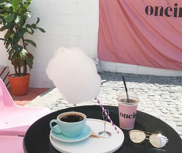 
                        【oneinamillion】
一家韓國網紅咖啡店，在極簡風格中融入淡淡的粉色系，整個咖啡館顯得簡單干凈又可愛，粉色控必去！在這里可以買塊小蛋糕，拍拍照喝杯咖啡和朋友靜靜的坐一下午。地址：首爾龍山區梨泰元老54吉31
交通：漢江津地鐵站3號出口出來直走，在第二個路口左轉后直走，然后第三個路口右轉，直走50米左右就到了