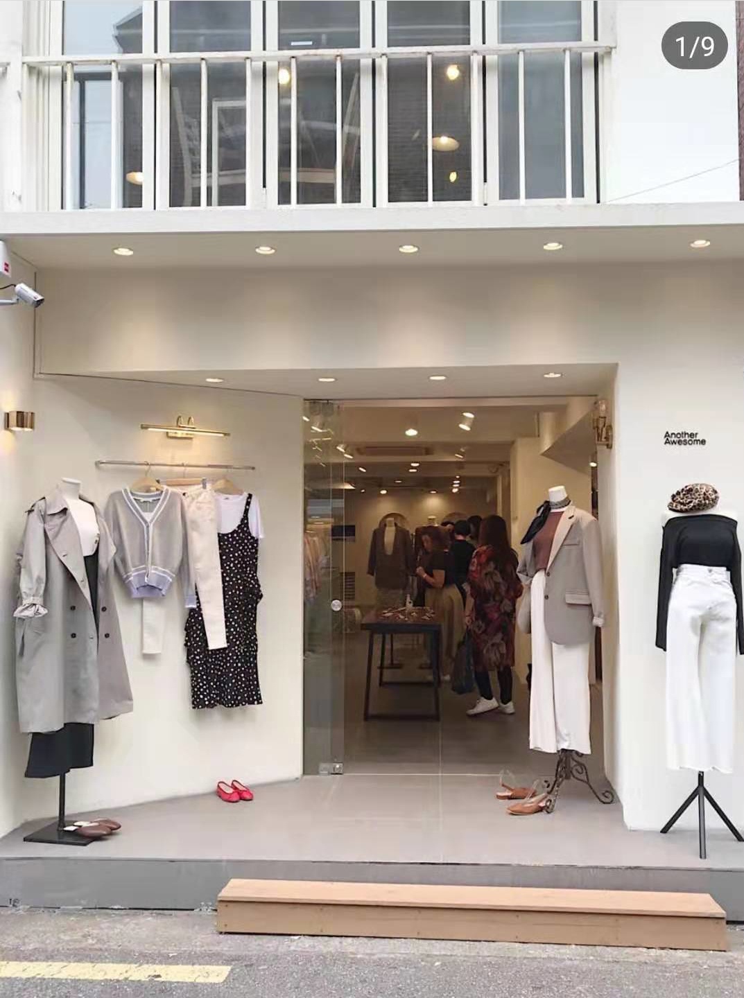 
                        #韓國購物#
弘大周邊有好多超好逛的店，處理品牌專賣店，一些ins韓風店也是我必逛的店！介紹幾家給大家，比如：white studio,VER:ANDA,Another Awesome等。希望大家能喜歡，來韓國的時候可以去看看。