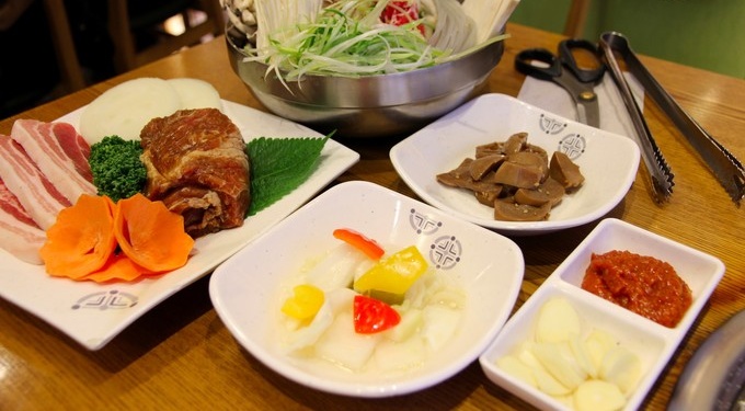 
                        韓國之旅怎能錯過韓國特色傳統(tǒng)料理烤肉呢？推薦這家“老味道首爾調(diào)味牛肉”烤肉店，尤其調(diào)味牛肉和烤王豬排強烈推薦，位置就在明洞地鐵站五號出口附近哦~確實是網(wǎng)紅店哈~~