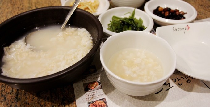 
                        “普樂(PRO)醬蟹”店自1980年開店以來，顧客絡(luò)繹不絕，不管是旅行來此的朋友還是當(dāng)?shù)乩习傩眨际昼姁鄣皆摰昶穱L醬蟹的獨特滋味。現(xiàn)在除了在韓國已經(jīng)在北京、上海、香港等地方開了分店。
注意：如果吃不慣生鮮的人建議不要吃，比如老年人。可以點小份嘗個鮮，吃不習(xí)慣可以讓服務(wù)人員把醬蟹煮熟。
本人吃過，超級贊！看看曬圖~看著很好吃吧~