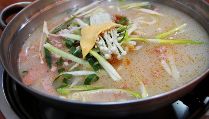 
                        來韓國必吃的料理中少不了部隊湯，而在韓國一提起部隊湯很容易就會想到“樂伯部隊鍋”。名字中的“樂伯”本來是韓國童話故事里一個摳門的地主形象，但在樂伯部隊鍋里被詮釋為一心向上、勤勞致富的典范。樂伯部隊鍋在首爾有很多家連鎖店，比如熱門商區(qū)明洞、東大門都有，大家可以隨機選擇。
兩人份的部隊鍋，里面大概有4種午餐肉，加上奶酪、肉末、泡菜、茼蒿、金針菇等配料，味道很贊，品嘗過才懂其味，就是韓國的味道。
這家是隨便溜達去的 竟然是網(wǎng)紅店哈~