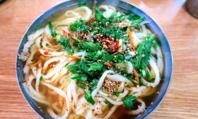 
                        位于 釜山 繁華地帶的西面市場，是 釜山 韓式傳統(tǒng)料理的聚集地。
西面市場規(guī)模不是特別大，和我們平時逛的 韓國 傳統(tǒng)市場有區(qū)別
西面高樓林立，受到樂天百貨，NC百貨，西面商街的影響，西面市場更好的和周圍融為一體，職能慢慢的轉(zhuǎn)變?yōu)?韓國 傳統(tǒng)美食的聚集地。每到中午和傍晚門前客人絡(luò)繹不絕，這家 機張 手工刀削面可以說是西面市場的其中代表傳統(tǒng)美食店之一。
店內(nèi)總是客人爆滿，便宜的價格，美味的手工面口感。
比起他家的拌面，熱湯面的味道更符合我們的口感。
那個手工刀削面 看上去挺干凈的，量非常足哈~